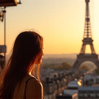 Photo d'une voyageuse sur un rooftop parisien, vue sur la Tour Eiffel.