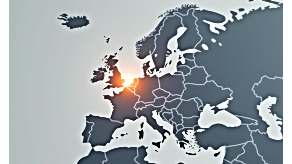 Carte interactive centrée sur l'Europe, mettant en évidence les destinations populaires accessibles depuis Paris avec des marqueurs lumineux.