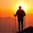 Image d'un aventurier explorant des paysages montagneux